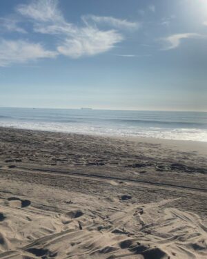 Candice Patton Instagram - beach bum. 🏖 grateful for the sun ☀️