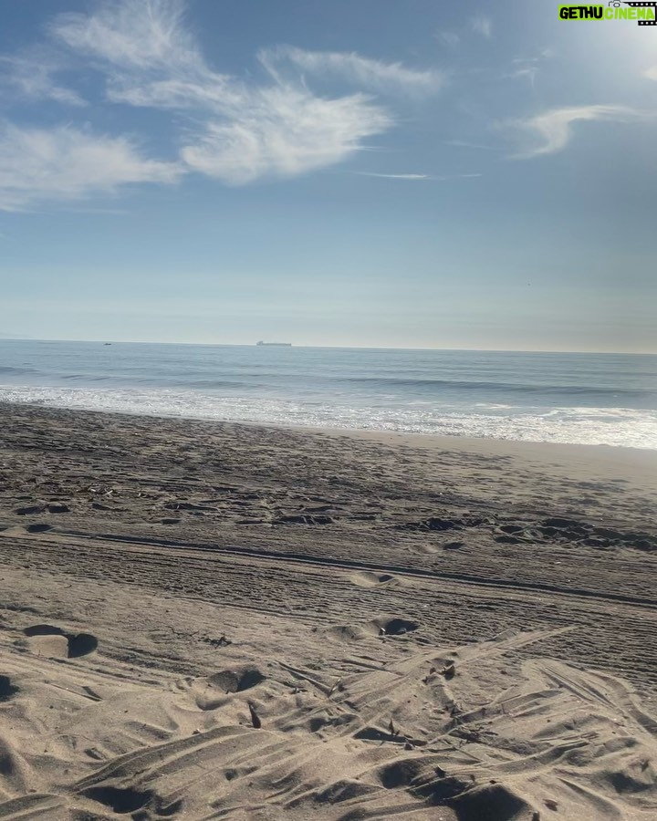 Candice Patton Instagram - beach bum. 🏖 grateful for the sun ☀️ Los Angeles, California