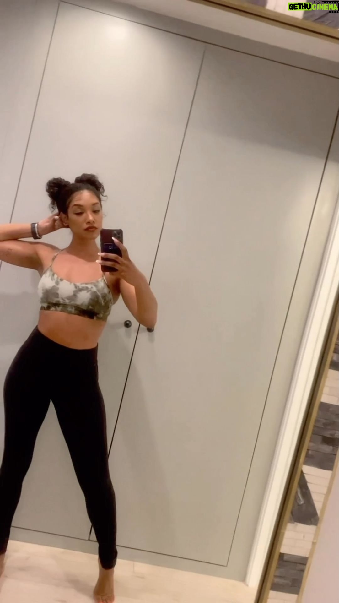 Candice Patton Instagram - wit cho bad self 😝