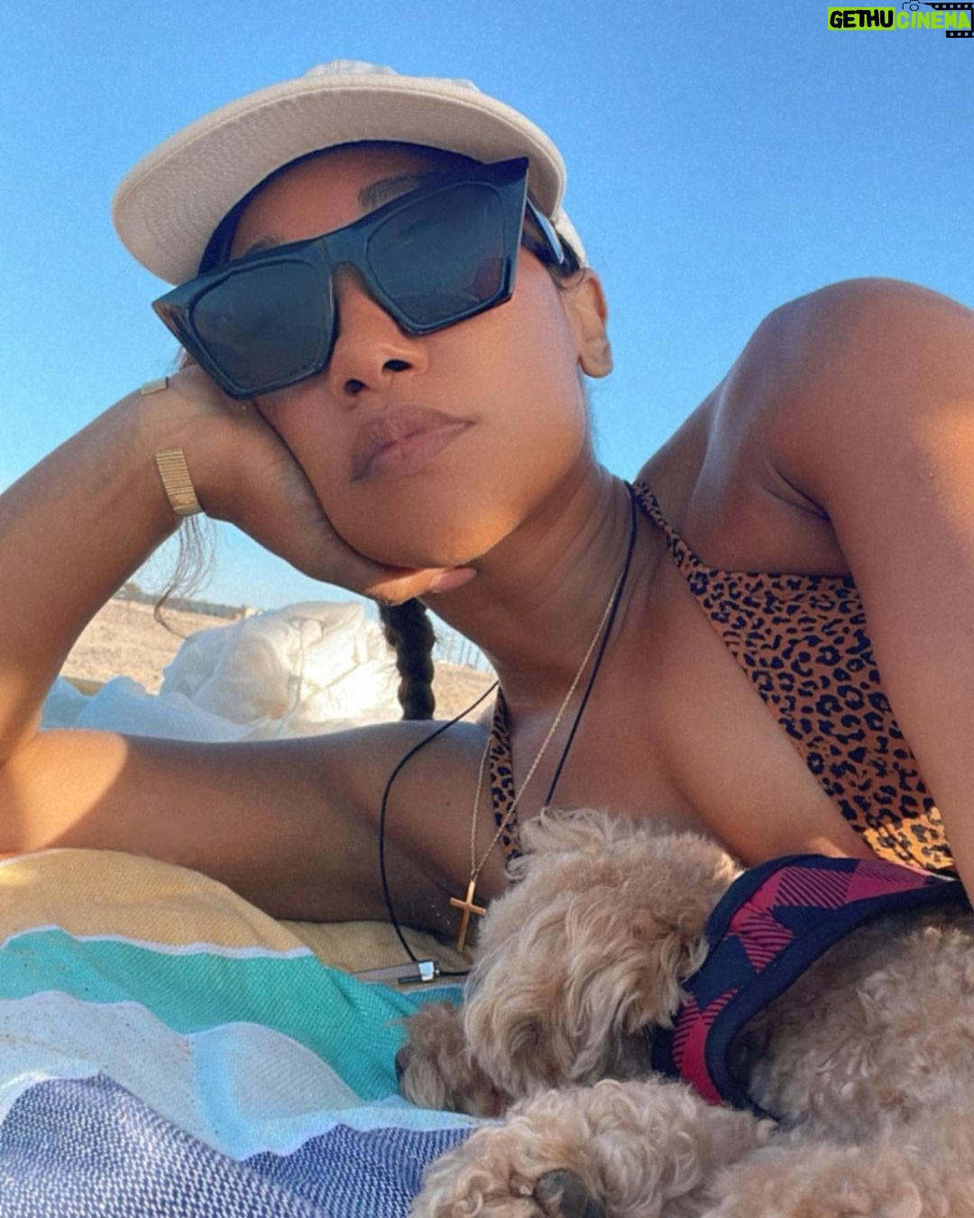 Candice Patton - 198.5K Likes - beach day photo dump 🏖☀️🌊
My favorite things to do on the beach are sleep, read and laugh.