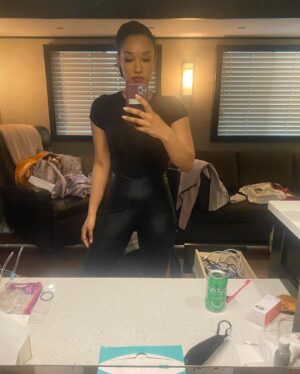 Candice Patton Instagram - mrs incredible lite 
 #theflash s7 finale tonight. 

(Last one: fk yeah let’s go fight some bad guys!)