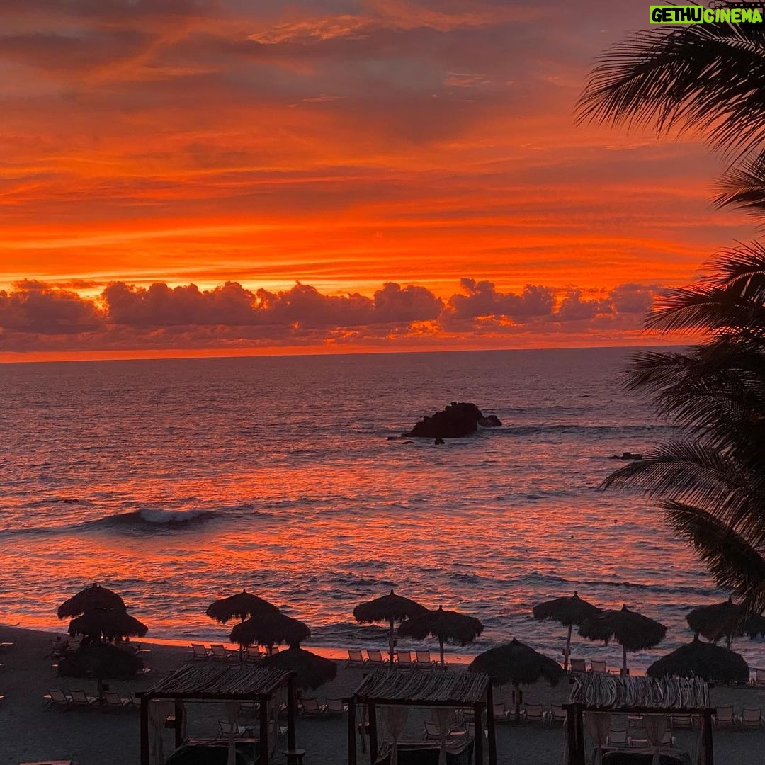 Candice Patton Instagram - thank God for sunsets 🌅 Four Seasons Resort Punta Mita, Mexico