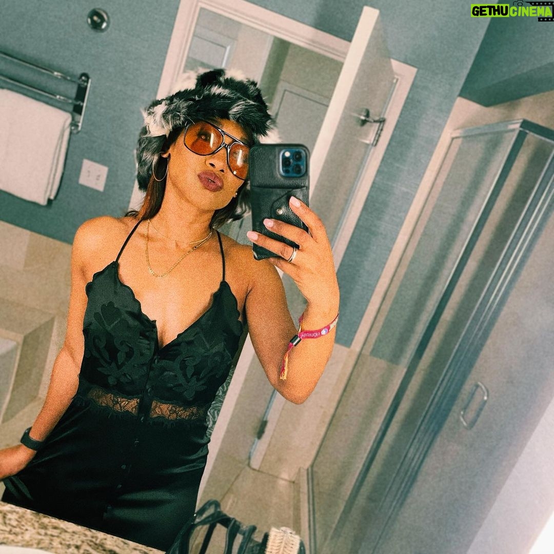 Candice Patton Instagram - 🌴 just a girl having a good time 🙃 Palm Springs, California
