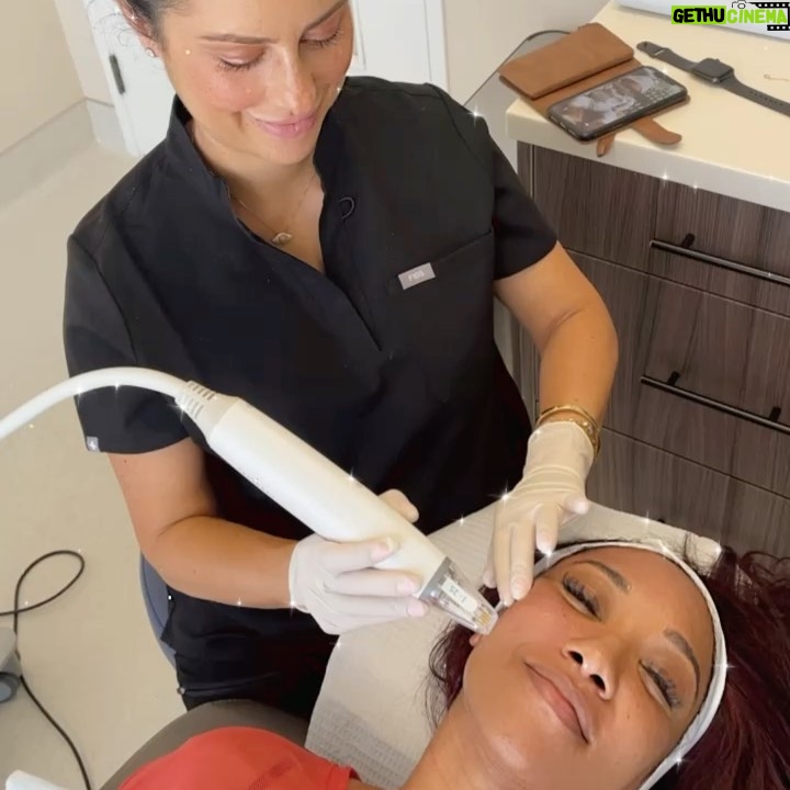 Candice Patton Instagram - Super happy to be back in LA! It’s been tooo long @drghavami ! Was so happy to get in and try the Potenza laser (Radio frequency + micro needling) to rejuvenate my skin, boost my collagen, target my dark spots and tighten the skin! Just the TLC my skin needed after a long shooting season! 😘 I was red for the rest of the day but fairly painless tbh! 🍅😌 Beverly Hills, California