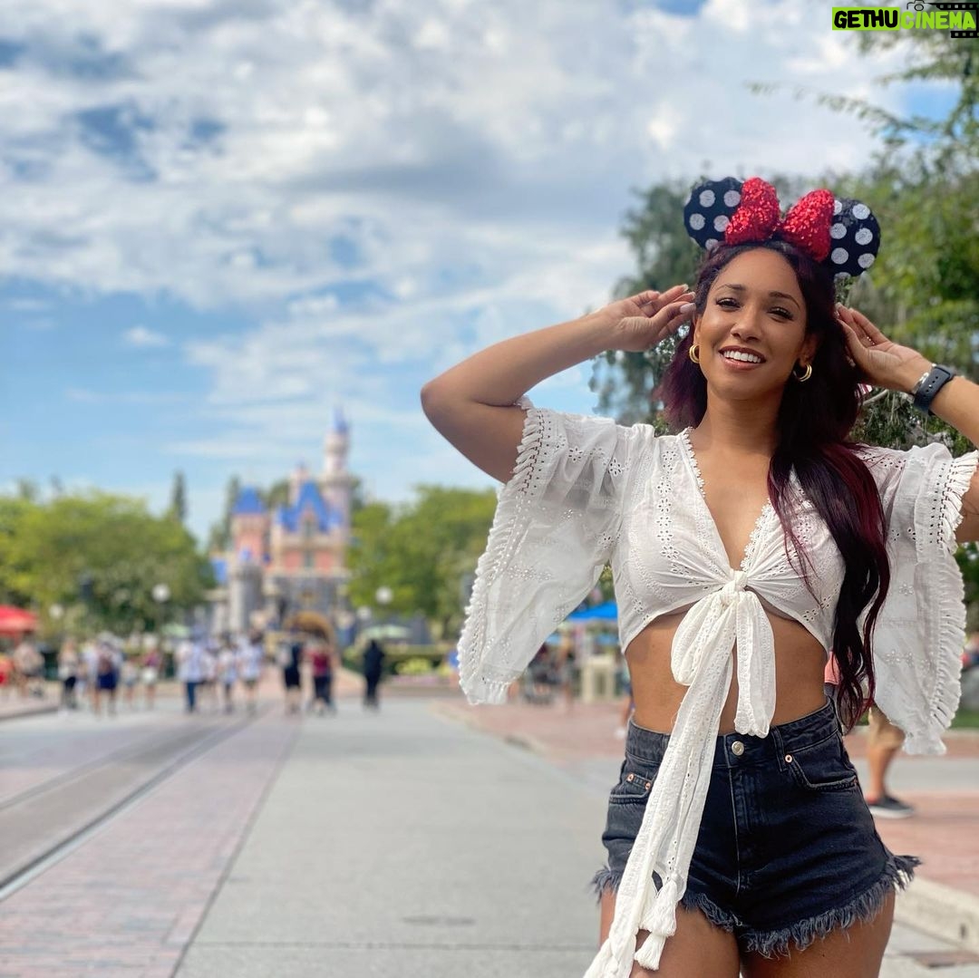Candice Patton - 333.8K Likes - So much gratitude for another trip around the sun. Thankful for the lessons. Thankful for the growth.
Thankful for the people.
Thankful for the love.
Excited and eager to see what this next year brings. Onward! 💫 love you all! ❤️