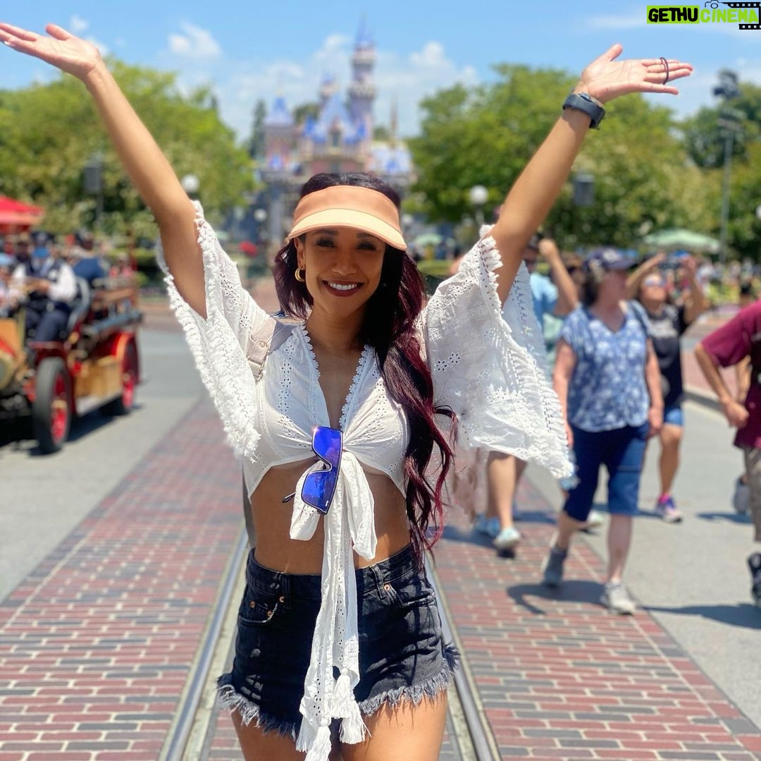 Candice Patton - 333.8K Likes - So much gratitude for another trip around the sun. Thankful for the lessons. Thankful for the growth.
Thankful for the people.
Thankful for the love.
Excited and eager to see what this next year brings. Onward! 💫 love you all! ❤️