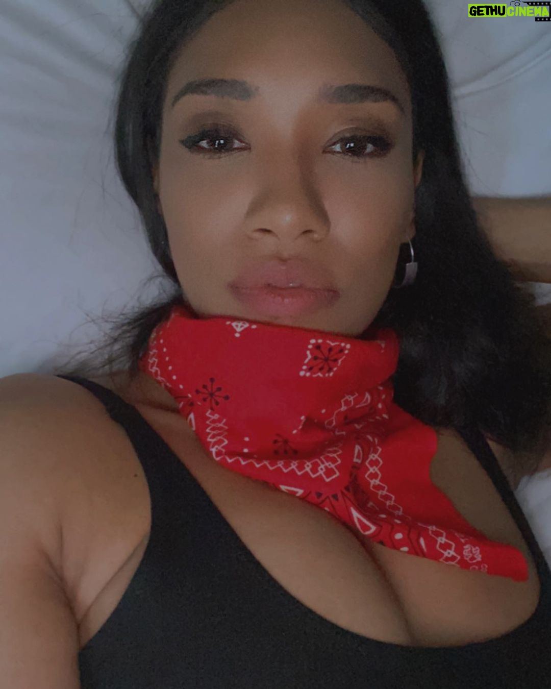 Candice Patton - 241.5K Likes - Throwback to earlier in quarantine when masks were hard to come by. Hope you guys are staying safe and still wearing your masks. 😷 happy friday❤️. (502) 735-1784.