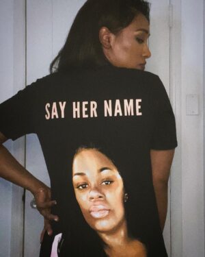 Candice Patton Instagram - It’s been 150 days since Breonna Taylor was murdered in her home by Jonathan Mattingly, Brett Hankison, and Myles Cosgrove—and her killers have not been charged. Too often Black women who die from police violence are forgotten. Let’s stay loud, keep demanding justice for Breonna and her family, and SAY HER NAME. Proud to stand with @wnba players in joining this campaign, created by @phenomenal in partnership with the Breonna Taylor Foundation, to which all profits from tees will be donated. (Art by @arlyn.garcia)