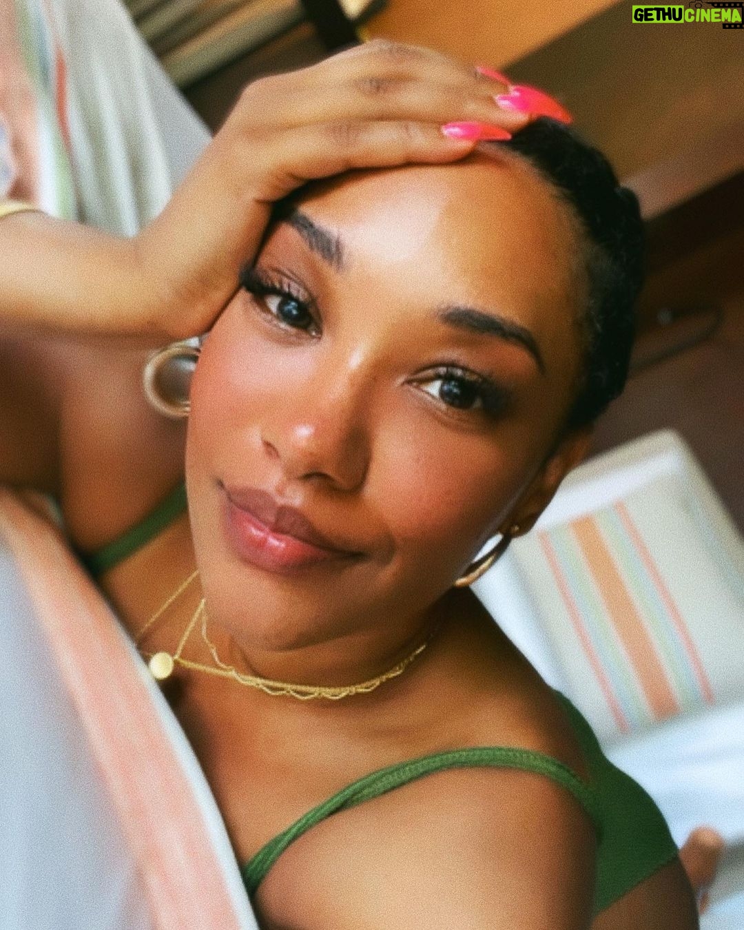 Candice Patton Instagram - freckles and vitamin d🔋