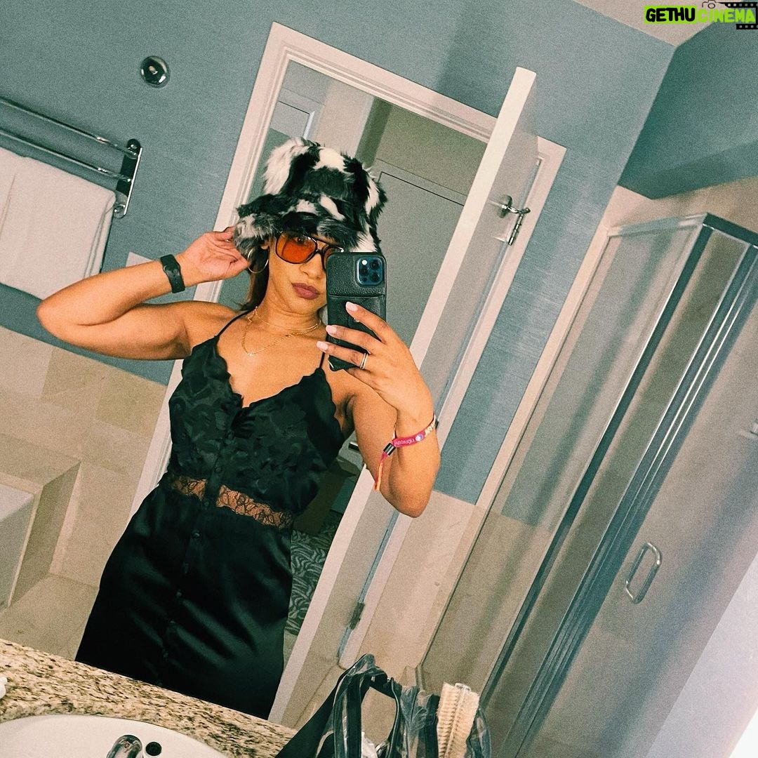 Candice Patton Instagram - 🌴 just a girl having a good time 🙃 Palm Springs, California