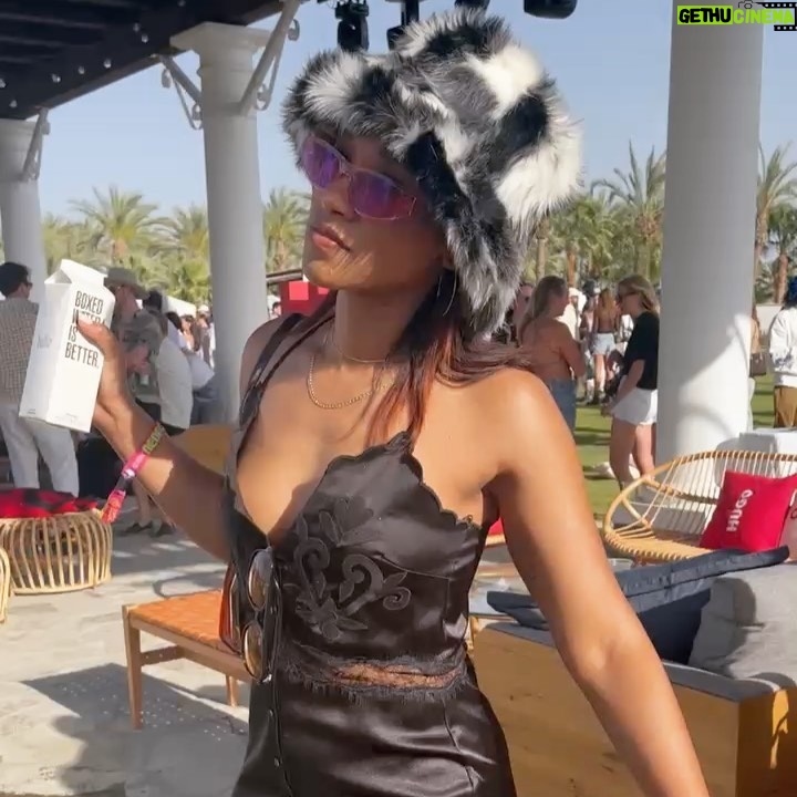 Candice Patton Instagram - 🌴 just a girl having a good time 🙃 Palm Springs, California