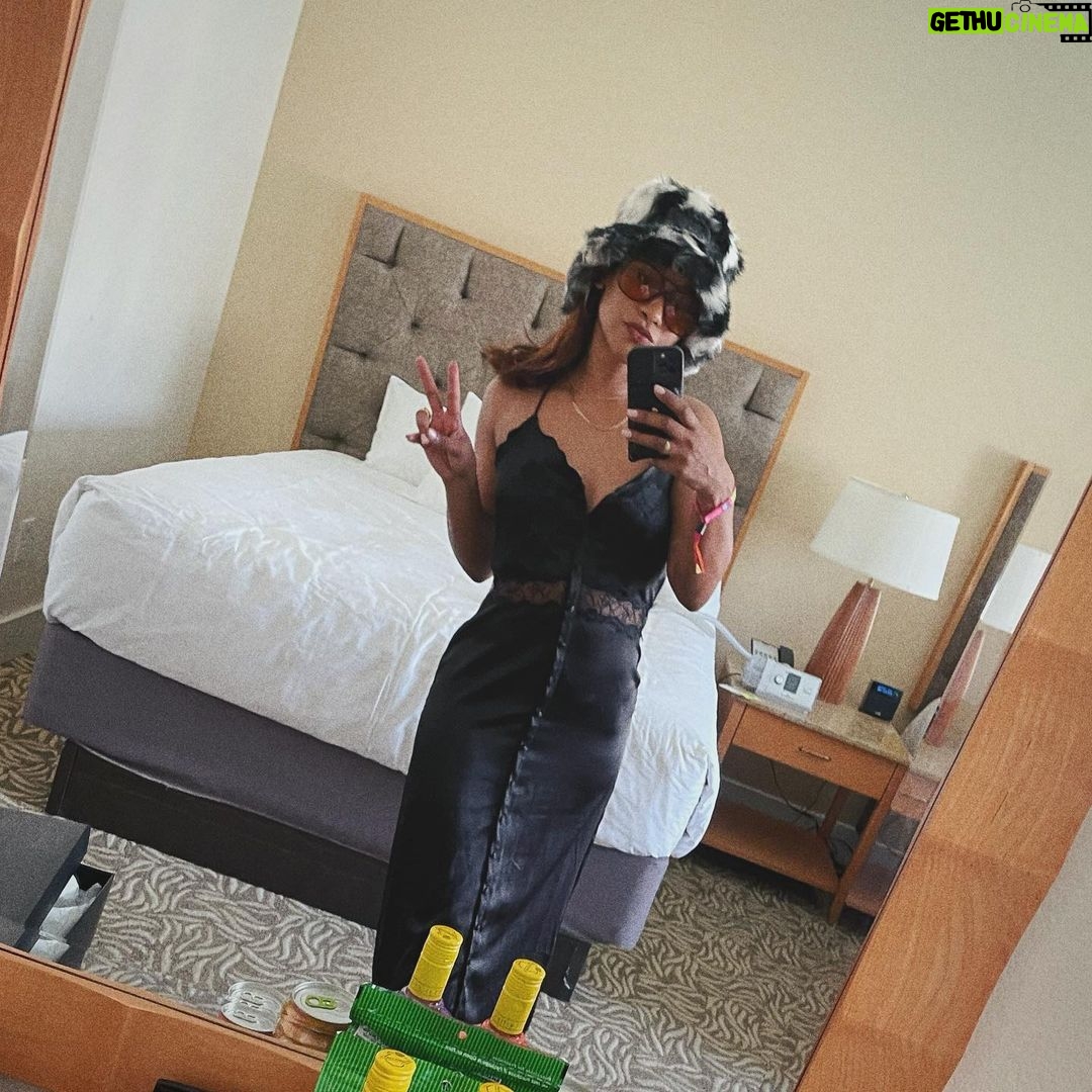 Candice Patton Instagram - 🌴 just a girl having a good time 🙃 Palm Springs, California