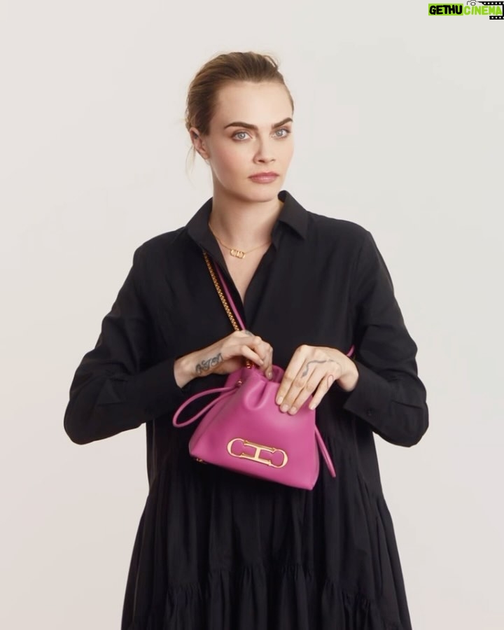 Cara Delevingne Instagram - What song would be inside your bag? #CHInsignia #CHCarolinaHerrera Photography by @felix_cooper
