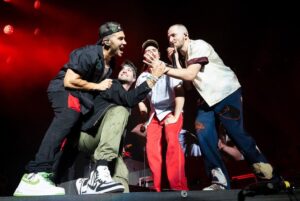 Carlos PenaVega Instagram - Hershey Stadium!! Tonight was AMAZING!!! Thank you all for such a memorable night :) ❤️ what a crowd!!! 📸 @parisvisone