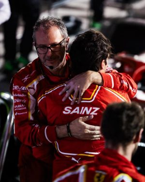 Carlos Sainz Jr. Instagram - 🏆P3!! Good start to the season. We have a very good baseline and we'll keep pushing for more! 💪🏻

🏆P3!! Buen comienzo de temporada. Tenemos una muy buena base y ahora hay que ir a por más! 💪🏻
-
#Carlossainz