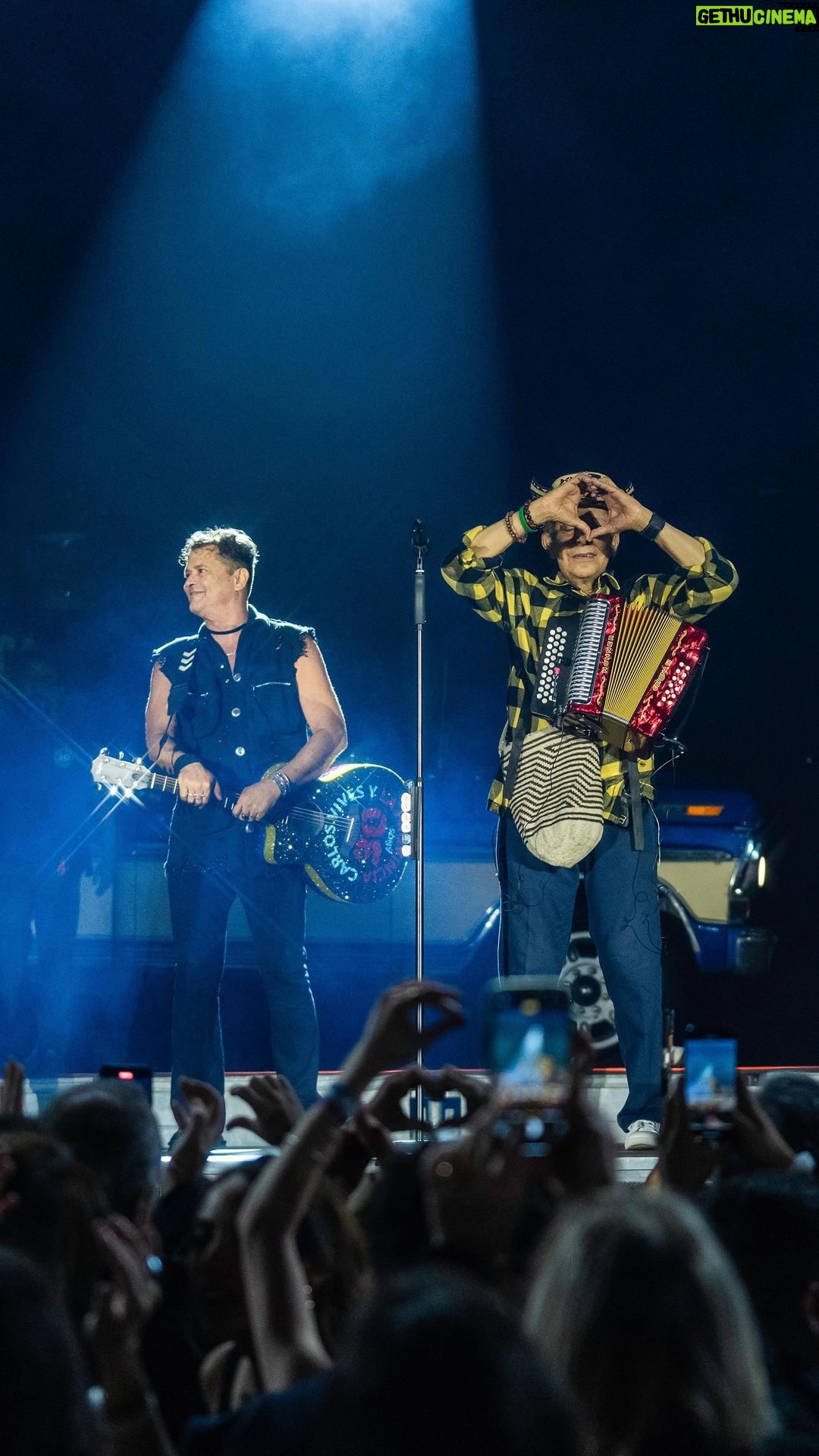 Carlos Vives Instagram - Compadrito, que alegría ir por este camino de la vida juntos. Ustedes que dicen ¿Fracasamos o triunfamos? Ja ja ja Feliz cumpleaños @egidiocuadrado ❤️🪗 Colombia