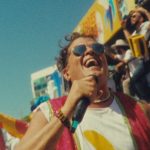 Carlos Vives Instagram - Nuestro paso por el Carnaval de Barranquilla fue una alegría inmensa!! No podíamos dejar pasar la oportunidad para mostrarles todo lo que vivimos y ¿Qué mejor manera? que con el video oficial de “Eso es mondar”🙌🏼 Ya está disponible en Youtube ❤️🍌 #EsoEsMondar @marimondasdelbarrioabajo @emiligarciac Carnaval De Barranquilla