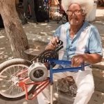 Carlos Vives Instagram - La sirena bicicleta de “Balín” produce la energía suficiente para seguir trabajando con todo mi amor por esta tierra @traslaperla 🚲 #SantaMarta #PitanPitan Santa Marta, Colombia