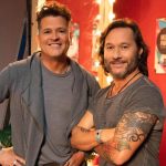Carlos Vives Instagram - Viví la vida a tu manera, que pasa el tren y no te espera... 🎶 “Kapun” nos vuelve a encontrar para reafirmar esta unión y amistad…❤️ ¡Todo es mejor con “Un Poquito” de música! Ya disponible en todas las plataformas🔥¡Que la disfruten! #Kapun @carlosvives @diegotorresmusica