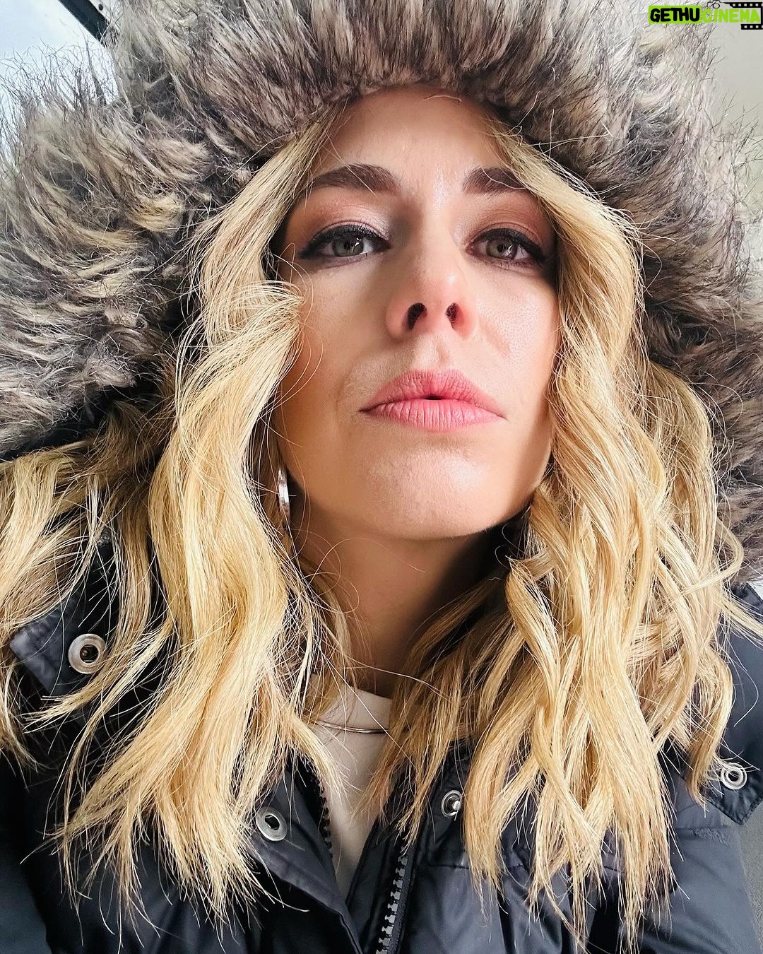 Carmen Aub Instagram - Winter vibes ❄️ Podemos esperar toda la vida a que esa persona nos ofrezca una disculpa o tome responsabilidad de cómo nos hirió antes de poder soltar ese dolor, enojo o frustración; el problema con eso es que estamos dándole el poder a alguien más sobre cómo nos sentimos y de poder sanar, recupera tu poder enfocándote en tu propio proceso, toma las riendas y responsabilízate de tu parte y de tu proceso! Cierra ciclos para comenzar el año con todo!