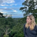 Carmen Aub Instagram - Dos aviones, una camioneta, un bote y unos cuantos pasos más tarde (y sin perder el confort) llegamos al Tambopata Research Center (TRC) de @rainforestexpeditions Y valió 100% la pena, ya que a diferencia de otros lodges, este tiene acceso a una biodiversidad más amplia, por estar dentro de la Reserva Nacional Tambopata. Además, es uno de los pocos lugares que te da la oportunidad de conocer las collpas donde los guacamayos comen arcilla (nunca creí que me impresionaría tanto). Algo muy bonito es que siendo huésped, también estás ayudando a financiar los proyectos de investigación de los científicos y biólogos que también viven en el TRC, y a quienes si tú quieres ayudar pero aún no puedes hacer el viaje, puedes sumarte a la causa desde tu casa con el programa de @wiredamazon (busca la página web en su perfil!). vive la experiencia y reconecta con el planeta! 🌳 🌱💚🦟🪲🐜🪱☘️🍀🌿🌴🍃 Tambopata Research Center.