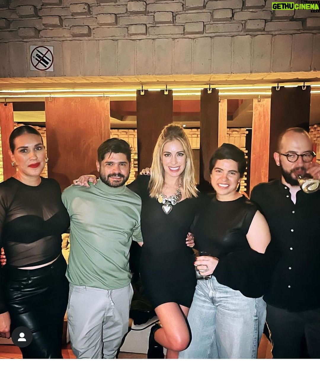 Carmen Aub Instagram - Este combo no lo consigues JAM脕S!!! Tengo el coraz贸n lleno 馃馃徎GRACIAS vida por pon茅rmelos en el camino 馃コ Toledo Rooftop