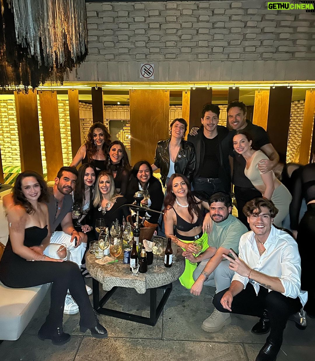 Carmen Aub Instagram - Este combo no lo consigues JAM脕S!!! Tengo el coraz贸n lleno 馃馃徎GRACIAS vida por pon茅rmelos en el camino 馃コ Toledo Rooftop