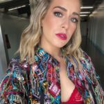Carmen Aub Instagram - Hoy terminamos de grabar MITAD de temporada de #ConCarmen 3 aún no tengo un capítulo favorito por que todos están quedando brutales !!! Queda un largo camino aún pero quería decirles que muero por que lo vean!! PRÓXIMAMENTE por @eonlinelatino #VocesDeE
