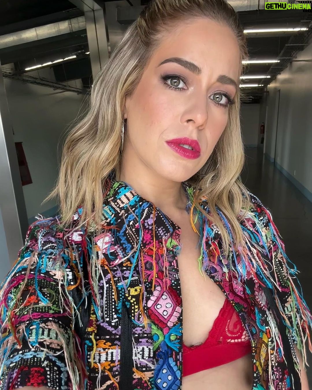 Carmen Aub Instagram - Hoy terminamos de grabar MITAD de temporada de #ConCarmen 3 aún no tengo un capítulo favorito por que todos están quedando brutales !!! Queda un largo camino aún pero quería decirles que muero por que lo vean!! PRÓXIMAMENTE por @eonlinelatino #VocesDeE
