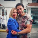 Carmen Aub Instagram - Bizcochito: esta aventura no hubiera sido posible sin ti, recuerdo cuando leí esa primera escena y pensé “WHAT! Rutila y Superjavi? “ y después ese primer café donde pensábamos cómo volveríamos a esta pareja diferente a todos los amores de Ruti pasados… 7 años después creo que se logró! Pero más que por una fórmula fue por que nos dejamos ir, eres el mejor compañero que pude haber tenido, aprendimos a platicar las escenas, explorar, jugar, proponer y con el gran equipo de por medio, nuestro escritor @luiszelkowicz quien nos llevó a esta montaña rusa con todo lo que vivió la pareja! y nuestros directores que nos permitieron ser. Hoy Ruti tiene un hueco en el corazón y yo tengo GRANDES memorias y pura plenitud por este camino que recorrimos juntos, mi bizcochito por siempre! TE ADORO !!! @alejandrolopeztv y nuestro anillo??