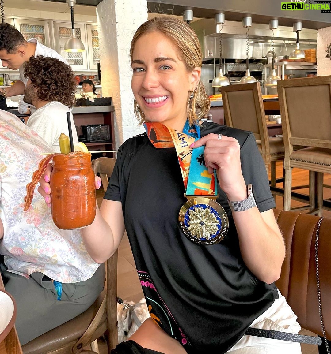 Carmen Aub Instagram - 🍝 🏃🏼♀️ 🍹 . Me encantan las tradiciones. Por otra noche de pasta para carb load y celebrar con la playera, medalla y Bloody Mary. Miami Half Marathon 2023