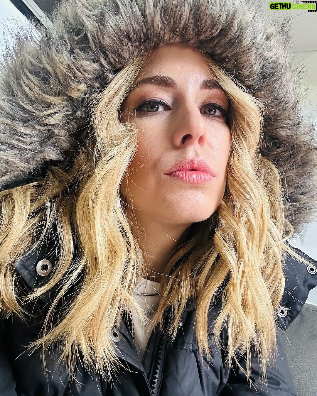 Carmen Aub Instagram - Winter vibes ❄️ Podemos esperar toda la vida a que esa persona nos ofrezca una disculpa o tome responsabilidad de cómo nos hirió antes de poder soltar ese dolor, enojo o frustración; el problema con eso es que estamos dándole el poder a alguien más sobre cómo nos sentimos y de poder sanar, recupera tu poder enfocándote en tu propio proceso, toma las riendas y responsabilízate de tu parte y de tu proceso! Cierra ciclos para comenzar el año con todo!