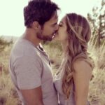 Carmen Aub Instagram - Bizcochito: esta aventura no hubiera sido posible sin ti, recuerdo cuando leí esa primera escena y pensé “WHAT! Rutila y Superjavi? “ y después ese primer café donde pensábamos cómo volveríamos a esta pareja diferente a todos los amores de Ruti pasados… 7 años después creo que se logró! Pero más que por una fórmula fue por que nos dejamos ir, eres el mejor compañero que pude haber tenido, aprendimos a platicar las escenas, explorar, jugar, proponer y con el gran equipo de por medio, nuestro escritor @luiszelkowicz quien nos llevó a esta montaña rusa con todo lo que vivió la pareja! y nuestros directores que nos permitieron ser. Hoy Ruti tiene un hueco en el corazón y yo tengo GRANDES memorias y pura plenitud por este camino que recorrimos juntos, mi bizcochito por siempre! TE ADORO !!! @alejandrolopeztv y nuestro anillo??