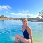 Carmen Aub Instagram - Y desde el paraíso de @villasantacruz es fácil llegar a este pensamiento de algo que me dijeron hoy… (aprovecho las buenas rachas para que en los momentos difíciles me sirvan también a mi de reflexión) Hoy alguien me dijo “los problemas son más creativos que las personas” ¿qué opinas? OJO ser víctima de un problema nos da la oportunidad de sacar nuestro lado creativo, guerrero, resiliente y empático. Sin minimizar los problemas de cada ser, sus procesos, sus tiempos y las emociones que puedan traer. Villa Santa Cruz