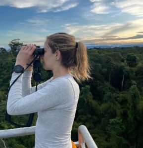 Carmen Aub Instagram - 10 fotos no bastan para transmitir ni un 10% de la experiencia que @rainforestexpeditions nos regaló! El Tambopata Research Center (TRC), es algo que nunca me pude imaginar. Algo que me encantó, fue conocer la selva con guías locales y convivir cada noche con científicos y biólogos que te contagian esa pasión por lo que hacen. No es lo mismo aprender sólo por lo que te cuentan, a vivirlo caminando por la selva cuando sales a la aventura y lo ves! Ser temporada de lluvia solamente agregó magia a la experiencia (no saben cómo me gusta caminar en lodo) y una vez de vuelta en el albergue, no hay nada más rico que ver y escuchar la selva mientras te tomas algo. No sé si alguna vez podré vivir algo así nuevamente, sin duda lo llevaré en mi corazón por siempre, y mientras tanto desde casa podré seguir voluntariando por medio de su programa @wiredamazon (entren al link de su bio, está súper!). Gracias a todo el staff que nos atendió durante estos días, y gracias especiales a nuestro guía, Lucho @luisalbertochipaloayza por enseñarnos los secretos de la Amazonía. #Peru #Travel #Amazonia #viajando Tambopata Research Center.