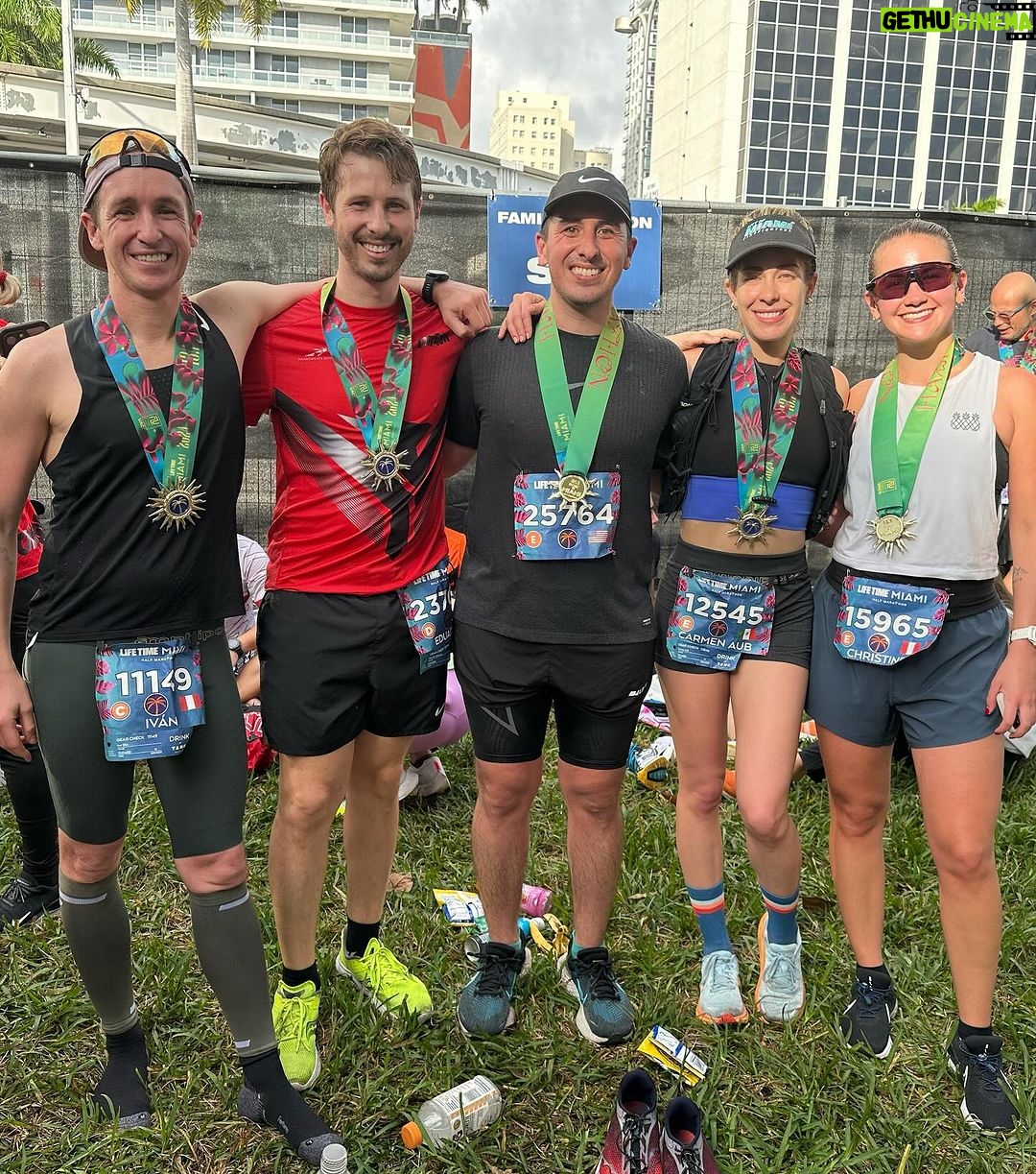 Carmen Aub Instagram - Amo las tradiciones y ellos me inspiran… 1:54🏅🏃🏼♀️ #miamihalfmarathon