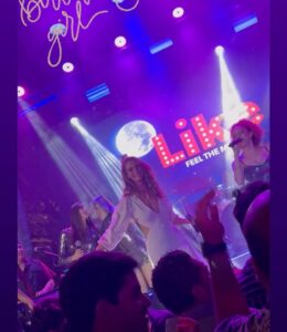 Carolina Miranda Instagram - Ufff GRACIAS,GRACIAS,GRACIAS !!! A todos por hacer de este día uno inolvidable como pocos en la vida 🥹❤️💫🙌 Así empezamos los 33 rodeada de amor,trabajo,familia,amigos podría decir que ya sentí lo que es ser plena !!! Amor de producción,de compañeros nuevos,amigas volando horas para acompañarme,mi rey haciendo más cortita la distancia con videollamadas y canciones ,familia con videos de amor y cariño,flores,detalles,pasteles,luces!!! Y sobre todo el cariño de todos ustedes con tantos videos,mensajes y sorpresas. 🤩🥳💓🙌💫 Gracias por hacer todo tan especial otra vez los quiero con el alma a todos !!! ❤️❤️❤️❤️