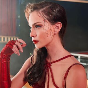 Carolina Miranda Instagram - Photo Dump de Perfil Falso 🎬🔥❤️

1.- Red Velvet perfectamente arreglada antes de despeinarse,mojarse y darlo todo en el escenario 💋
2.-Repasando la carrera olímpica con mi director Klych que tuvimos que hacer para lograr esa escena 🎬😮‍💨
3.-Yo siendo yo mientras no grabamos 😬💓
4.-Todo el equipo de maquillaje y peinado haciendo magia con tod@s 🤩💄
5.-Con nuestra coreógrafa minutos antes de salir a bailar 10 horas para lograr la toma perfecta 💃🏻✨