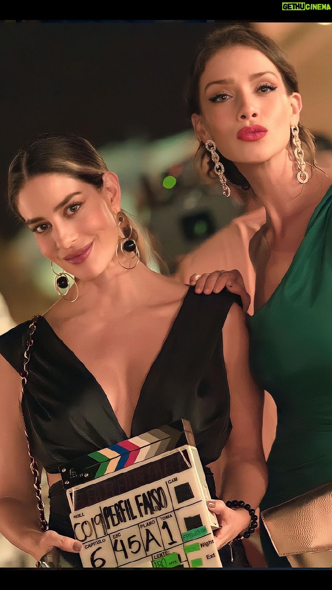Carolina Miranda Instagram - A ti simplemente TE AMO Y TE ADMIRO @lamuelagonzalez pedazo de actriz!!! ❤️✨🔥🎬🍾 gracias por arroparme con tanto cariño en Colombia 🇨🇴☺️🙌 que gozadera diaria contigo !!! Les dejo este detrás de cámaras de #perfilfalso en dónde no sabía cómo era posible reírse tanto a altas horas de la madrugada 🫣😂❤️ Netflix