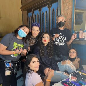 Carolina Miranda Instagram - Photo Dump de Perfil Falso 🎬🔥❤️

1.- Red Velvet perfectamente arreglada antes de despeinarse,mojarse y darlo todo en el escenario 💋
2.-Repasando la carrera olímpica con mi director Klych que tuvimos que hacer para lograr esa escena 🎬😮‍💨
3.-Yo siendo yo mientras no grabamos 😬💓
4.-Todo el equipo de maquillaje y peinado haciendo magia con tod@s 🤩💄
5.-Con nuestra coreógrafa minutos antes de salir a bailar 10 horas para lograr la toma perfecta 💃🏻✨