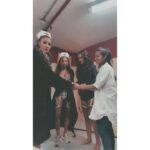 Carolina Miranda Instagram - Photo Dump de Perfil Falso 🎬🔥❤️ 1.- Red Velvet perfectamente arreglada antes de despeinarse,mojarse y darlo todo en el escenario 💋 2.-Repasando la carrera olímpica con mi director Klych que tuvimos que hacer para lograr esa escena 🎬😮‍💨 3.-Yo siendo yo mientras no grabamos 😬💓 4.-Todo el equipo de maquillaje y peinado haciendo magia con tod@s 🤩💄 5.-Con nuestra coreógrafa minutos antes de salir a bailar 10 horas para lograr la toma perfecta 💃🏻✨
