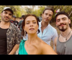 Carolina Miranda Instagram - El corazón de Camila dividido en 3 👀🎬✨ y mis hermanos dentro y fuera de set 😂😂😂 los quiero loquitos !!! 💖 @rodolfosalas03 @lincpal @ivan_amoz #perfilfalso