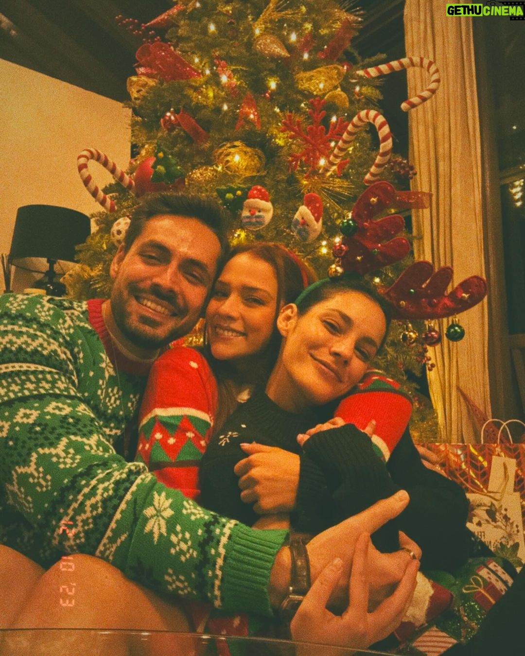 Carolina Miranda Instagram - 💫❤️🎄P O S A D A S 2023🎄❤️💫 Dicen que la riqueza se mide por quién te acompaña en el camino de la vida yo soy multimillonaria con ustedes 🤩🫶
