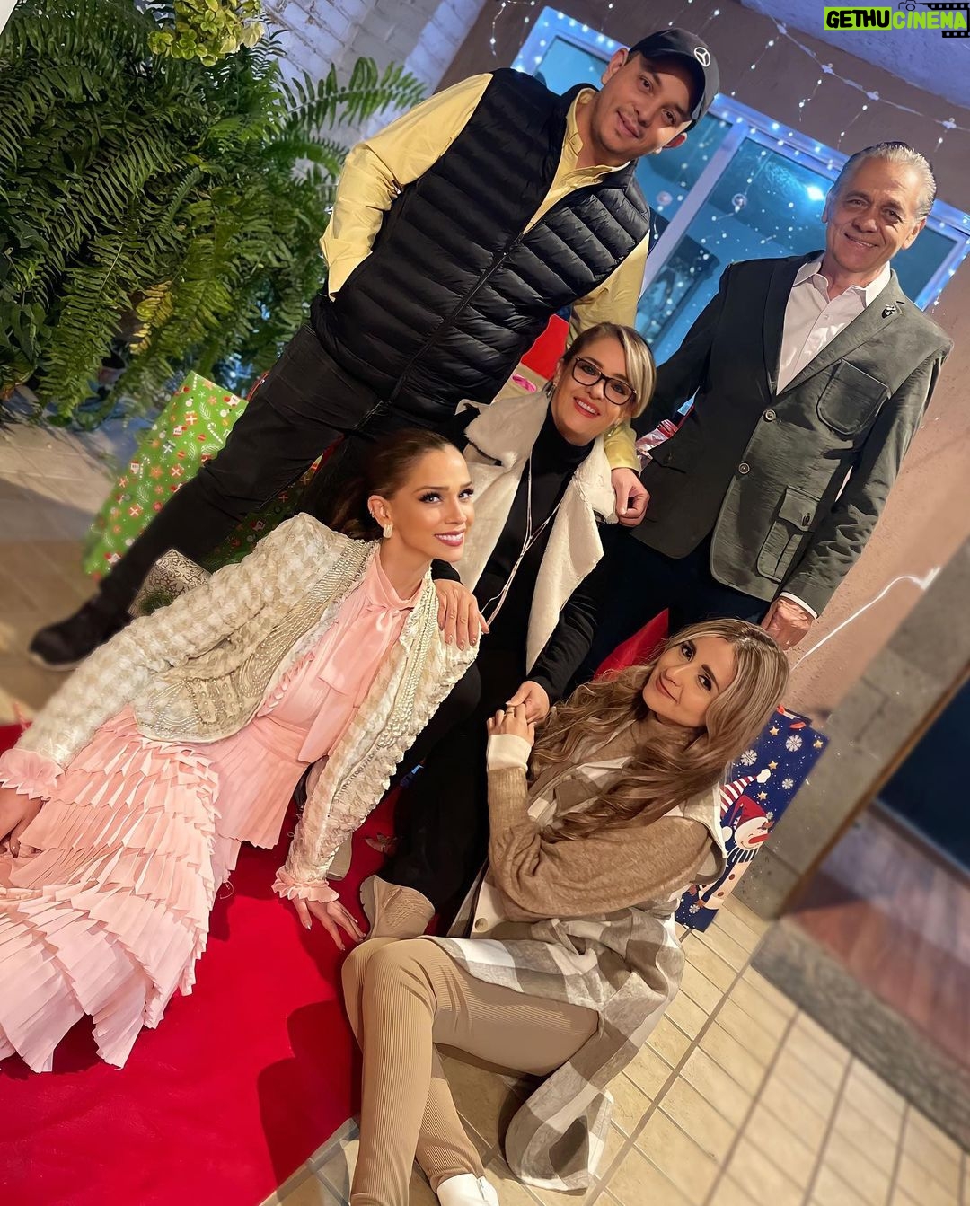 Carolina Miranda Instagram - Feliz Navidad a todos!!! β€οΈππͺ
πππ₯° tener esta familia y este equipo siempre serΓ‘ mi mayor regalo πβ€οΈπβ€οΈπ Al que le faltΓ³ alguien en la mesa esta navidad encuentre fuerzas, que al que tiene hambre le den pan y hambre de ti Dios al que tiene pan!!! πβ€οΈβπ₯ Navidad Magica