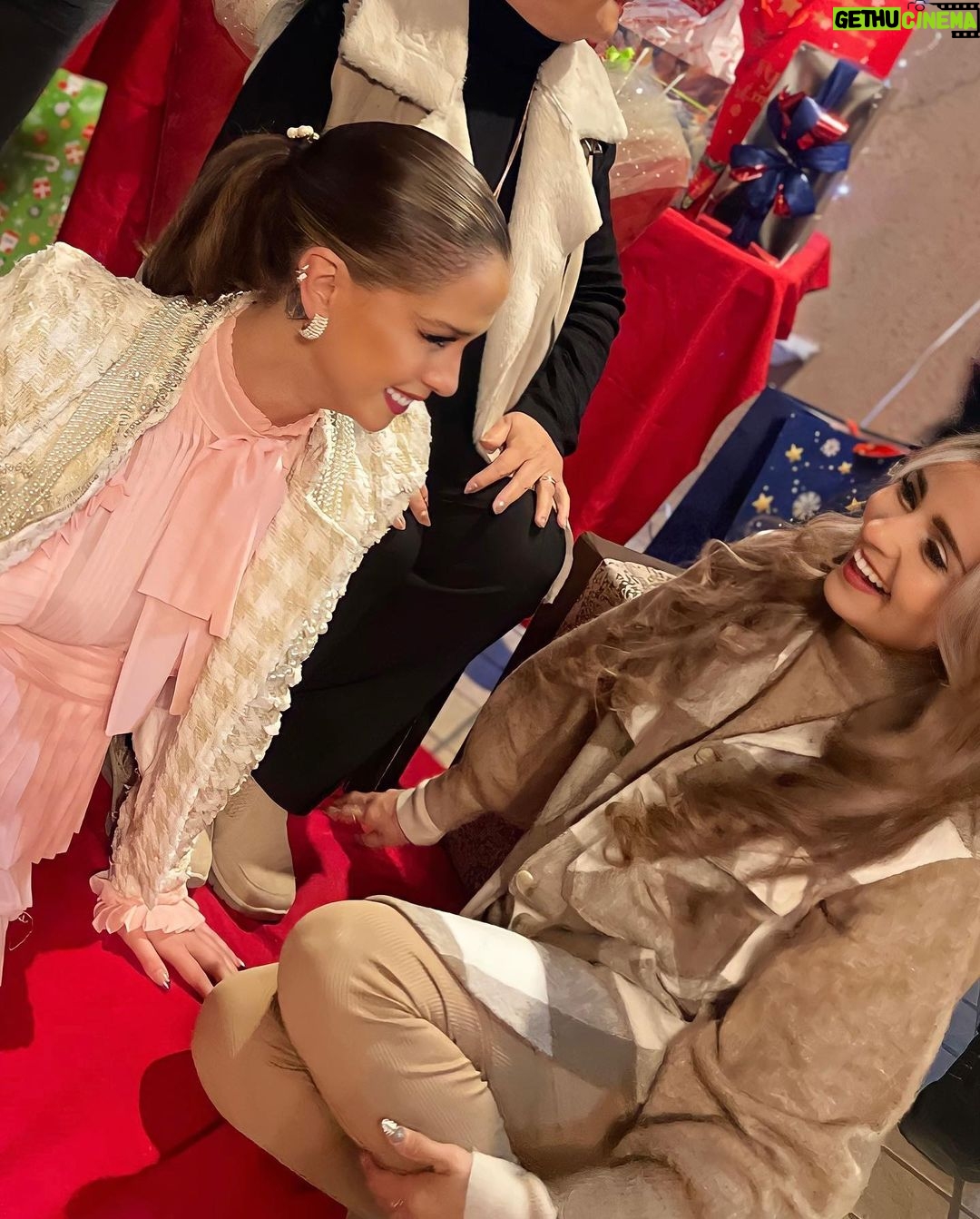 Carolina Miranda Instagram - Feliz Navidad a todos!!! β€οΈππͺ
πππ₯° tener esta familia y este equipo siempre serΓ‘ mi mayor regalo πβ€οΈπβ€οΈπ Al que le faltΓ³ alguien en la mesa esta navidad encuentre fuerzas, que al que tiene hambre le den pan y hambre de ti Dios al que tiene pan!!! πβ€οΈβπ₯ Navidad Magica