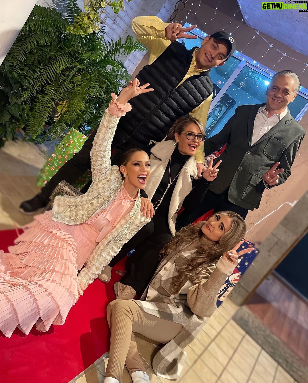 Carolina Miranda Instagram - Feliz Navidad a todos!!! β€οΈππͺ
πππ₯° tener esta familia y este equipo siempre serΓ‘ mi mayor regalo πβ€οΈπβ€οΈπ Al que le faltΓ³ alguien en la mesa esta navidad encuentre fuerzas, que al que tiene hambre le den pan y hambre de ti Dios al que tiene pan!!! πβ€οΈβπ₯ Navidad Magica