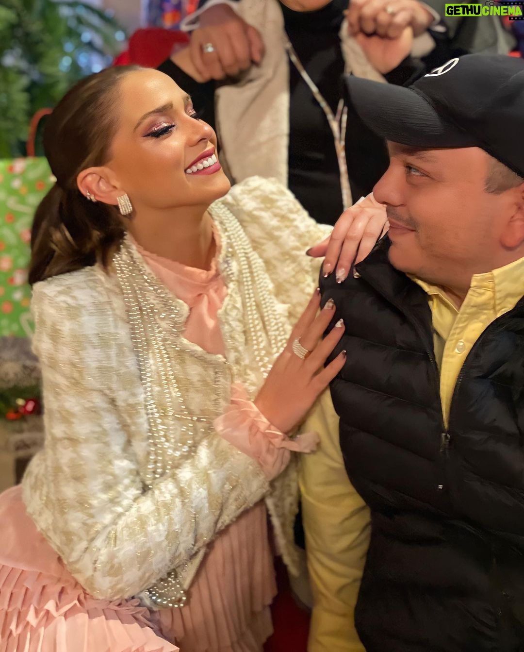 Carolina Miranda Instagram - Feliz Navidad a todos!!! β€οΈππͺ
πππ₯° tener esta familia y este equipo siempre serΓ‘ mi mayor regalo πβ€οΈπβ€οΈπ Al que le faltΓ³ alguien en la mesa esta navidad encuentre fuerzas, que al que tiene hambre le den pan y hambre de ti Dios al que tiene pan!!! πβ€οΈβπ₯ Navidad Magica