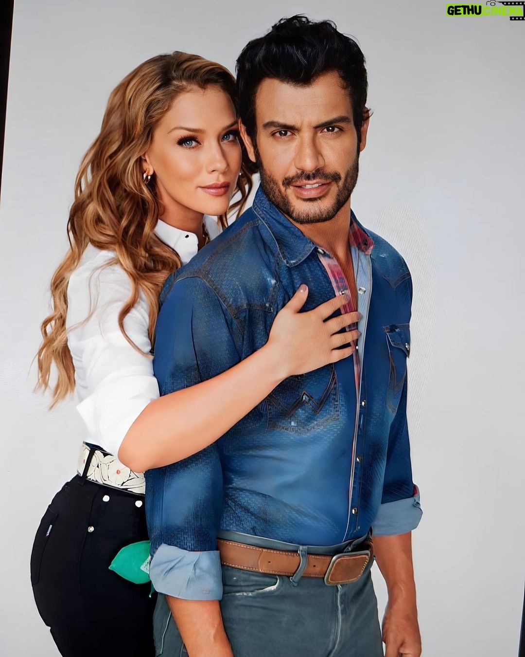 Carolina Miranda Instagram - Gracias por seguir esta historia desde USA 🇺🇸❤️ @univision nos vamos con el corazón repleto de amor !!! Nos vemos hoy 9 p.m/8 C para despedirnos de @tierradeesperanzaof y los leo aquí 🥹 gracias por ser el mejor partner in crime @andrespalaciosd1 💫🫶