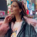 Carolina Miranda Instagram - NEW YORK IS NOT A PLACE. IT IS A FEELING!!! 🍎🗽💋💕🦩 La mejor stylist ever @martiespinooficial @luremoficial New York, New York