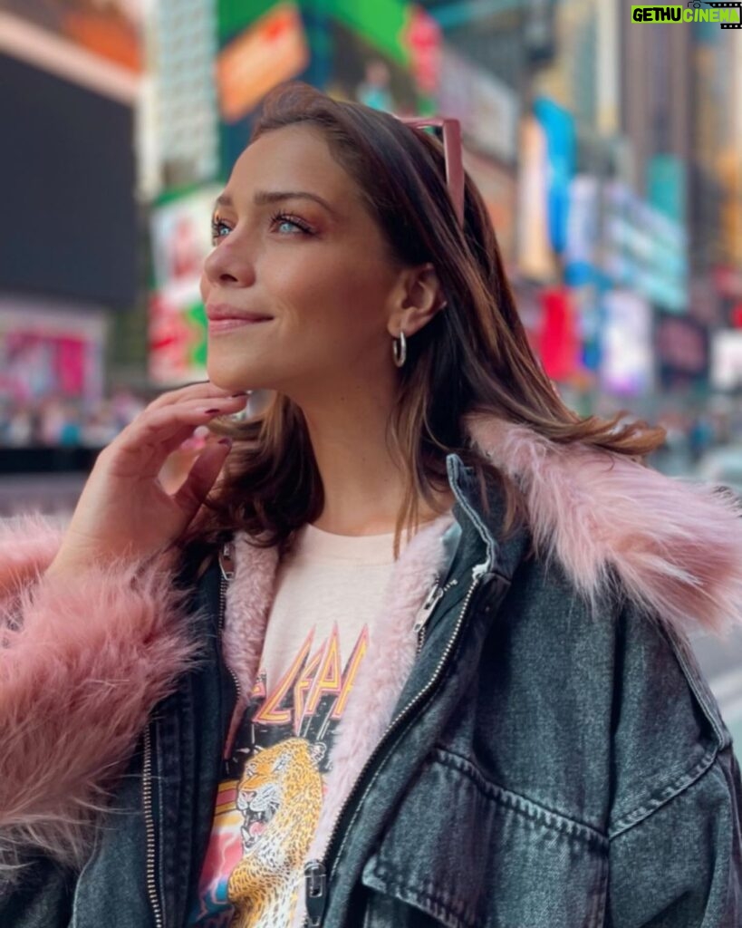 Carolina Miranda Instagram - NEW YORK IS NOT A PLACE. IT IS A FEELING!!! 🍎🗽💋💕🦩 La mejor stylist ever @martiespinooficial @luremoficial New York, New York